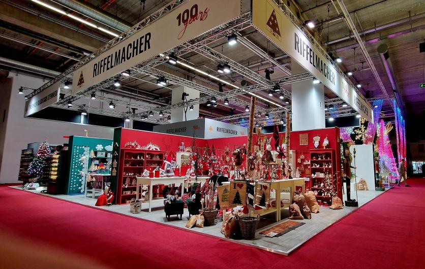 - Christmasworld Riffelmacher and | Co. & Exhibitors products & GmbH KG Weinberger Christbaumschmuck-Fabrik