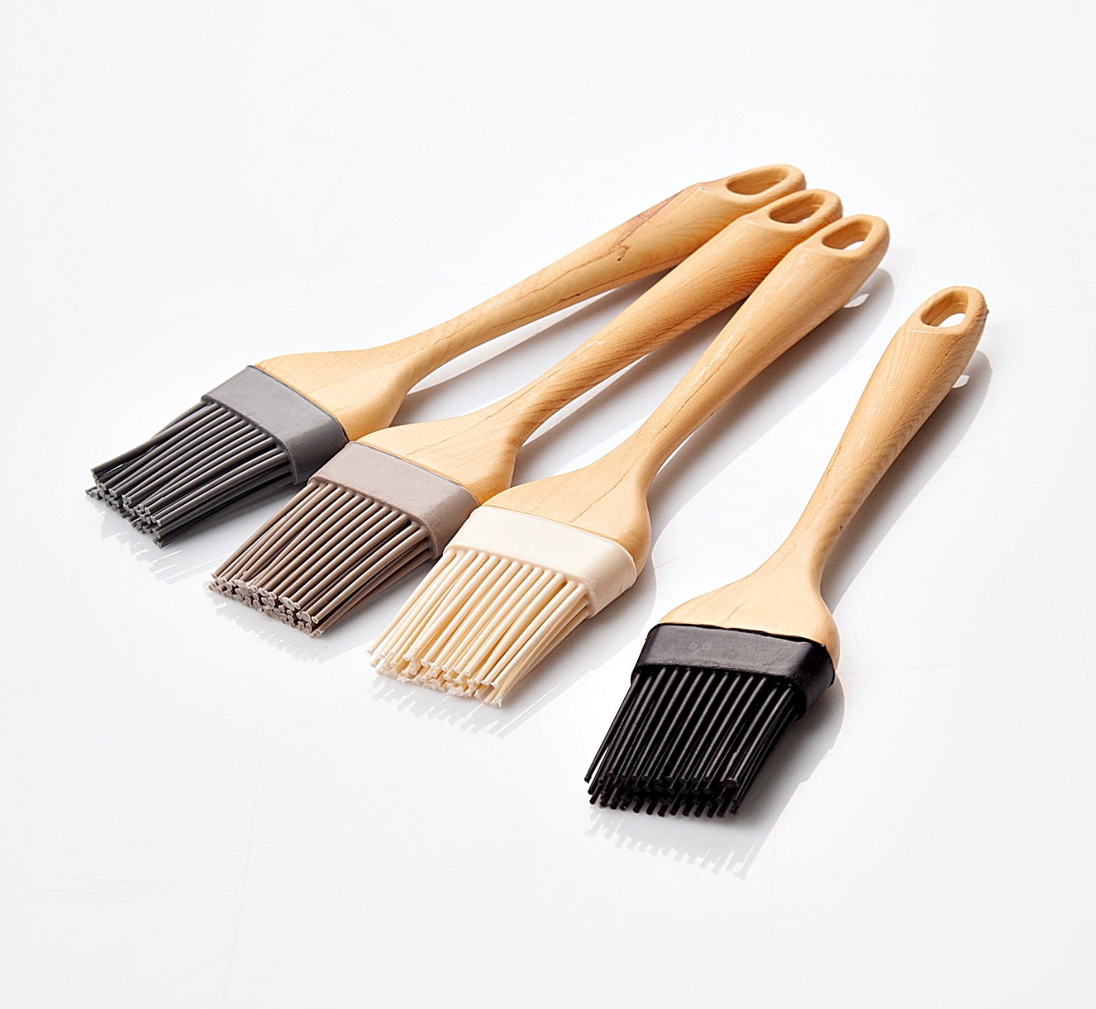 SILICONE  BRUSH WITH WOOD LOOK PLASTIC HANDLE