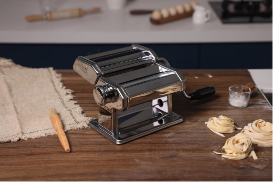 Manual pasta maker