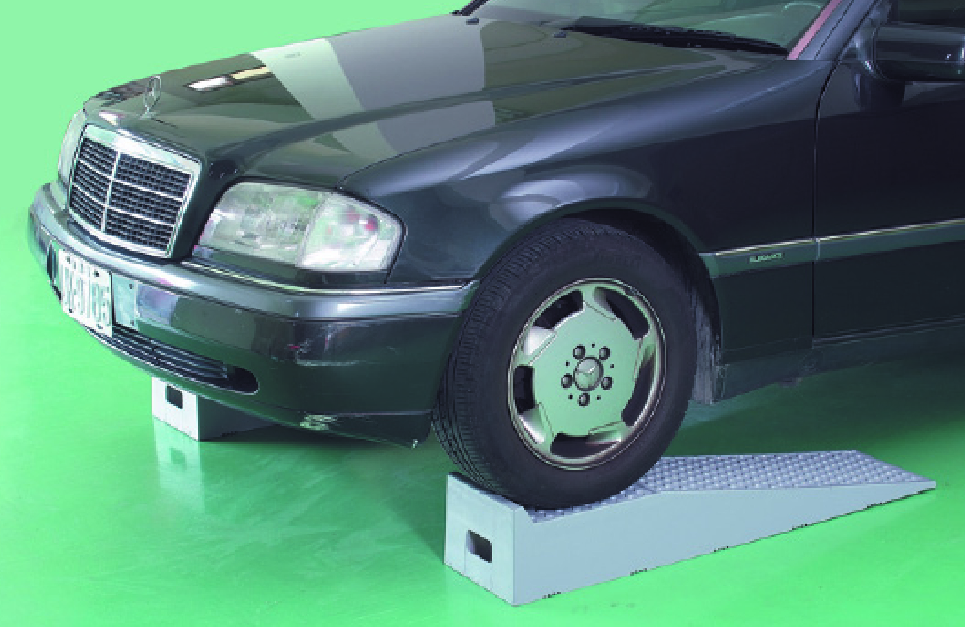 VEHICLE RAMP / CAR SERVICE BRIDGE / KERB RAMP
