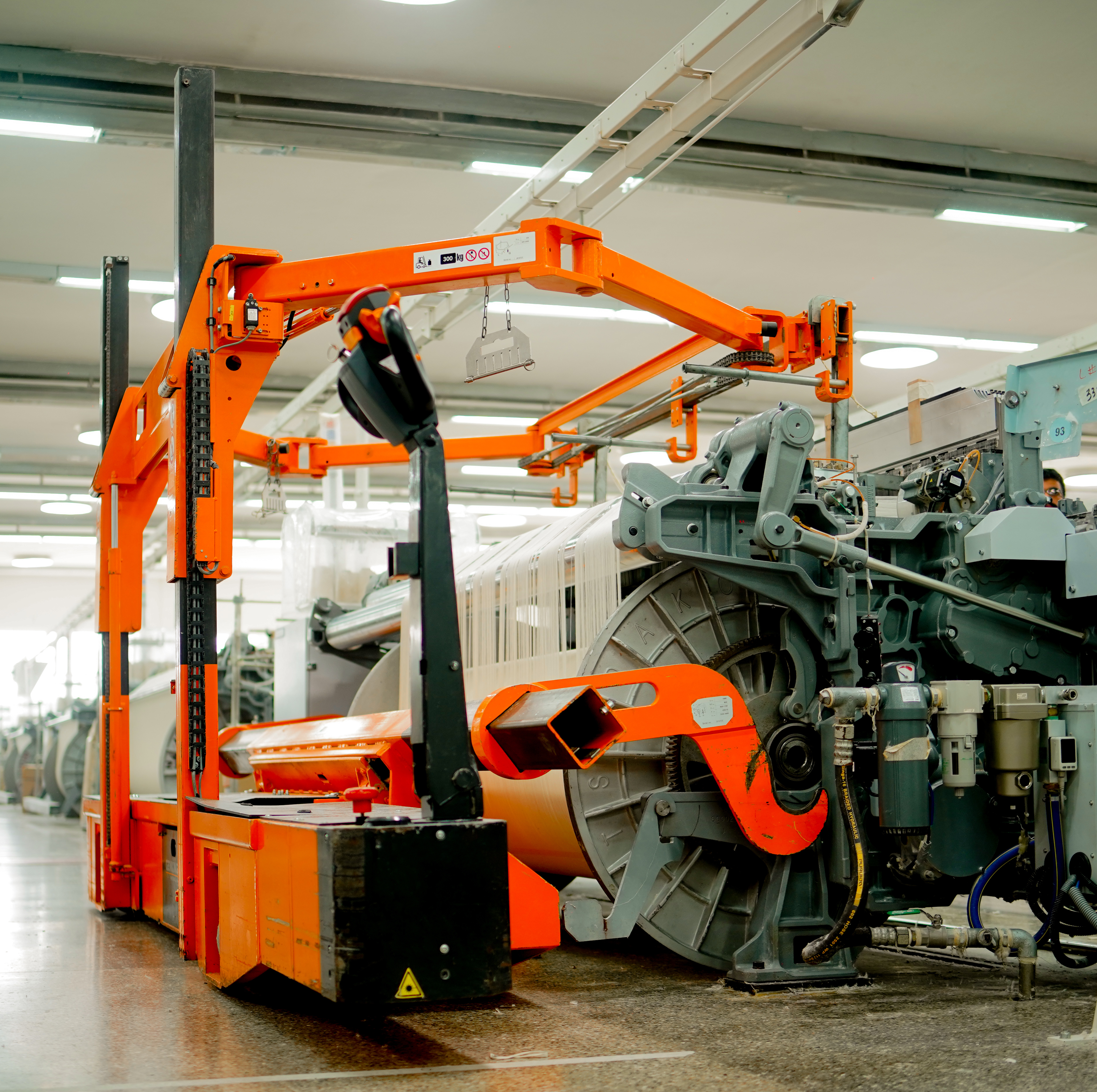 electrically powered beam lift truck with harness mounting device
