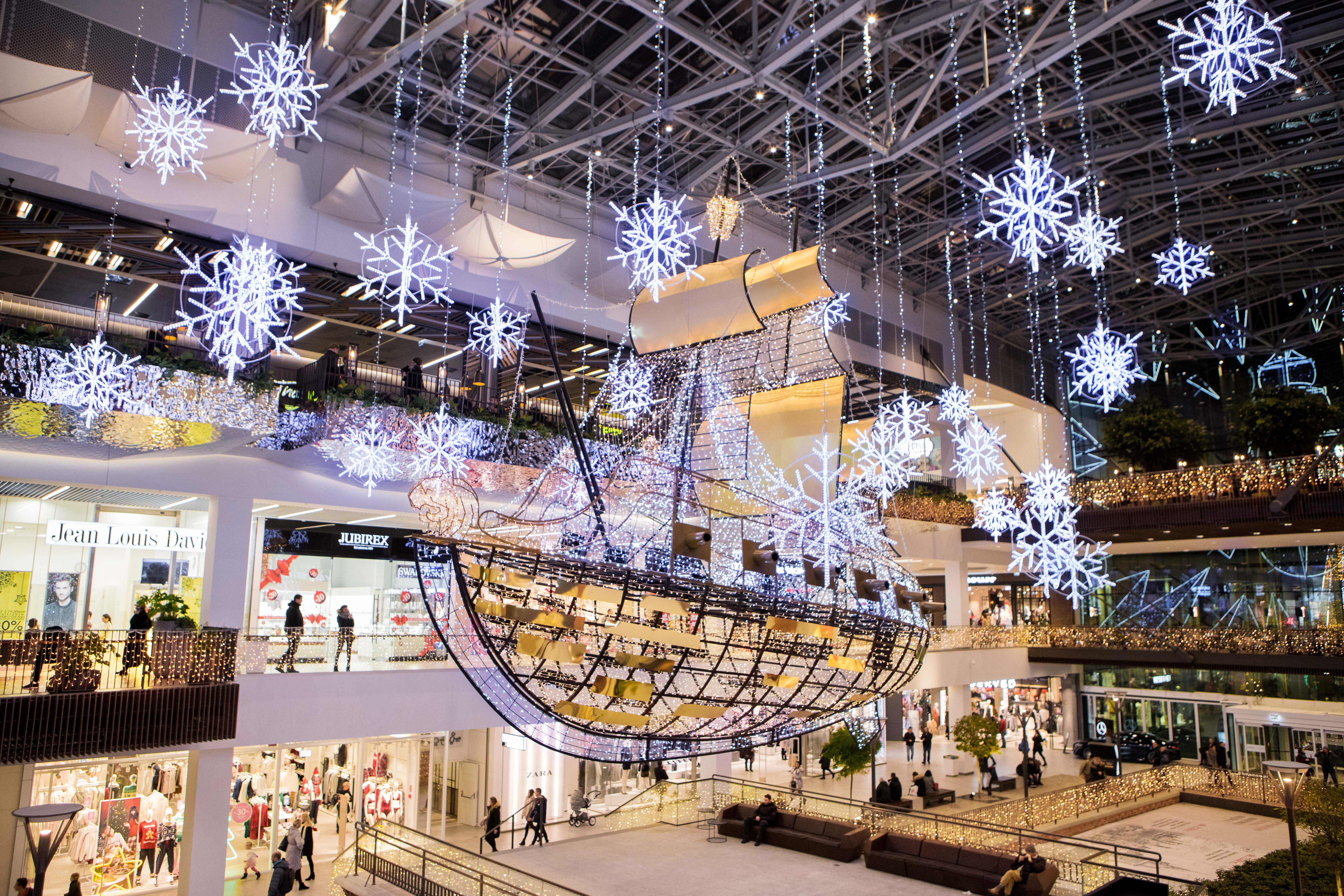 Suspended light decorations