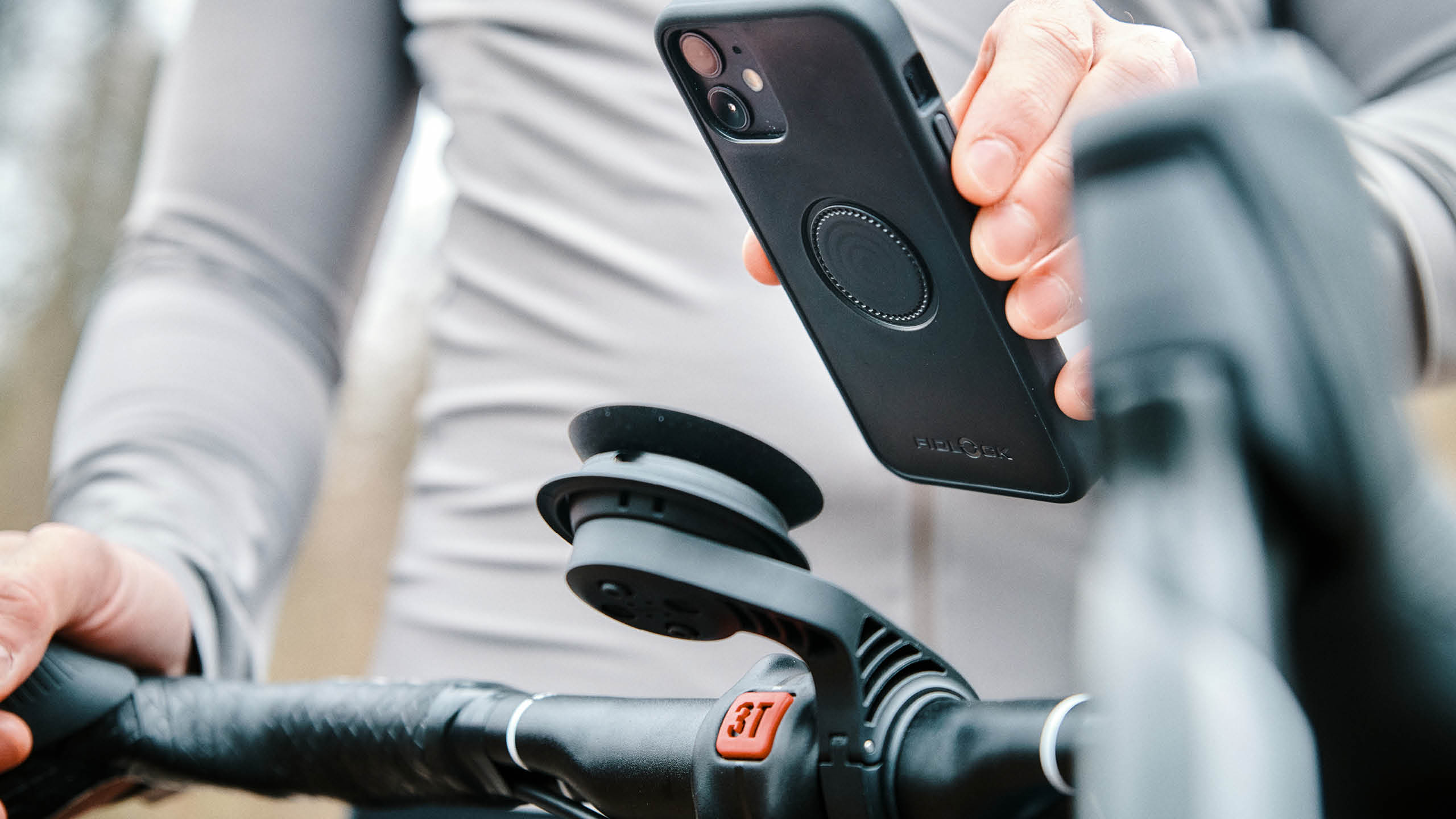 VACUUM smartphone mount